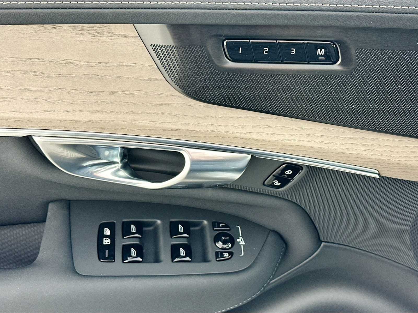 2025 Volvo XC90 Plus - Photo 16