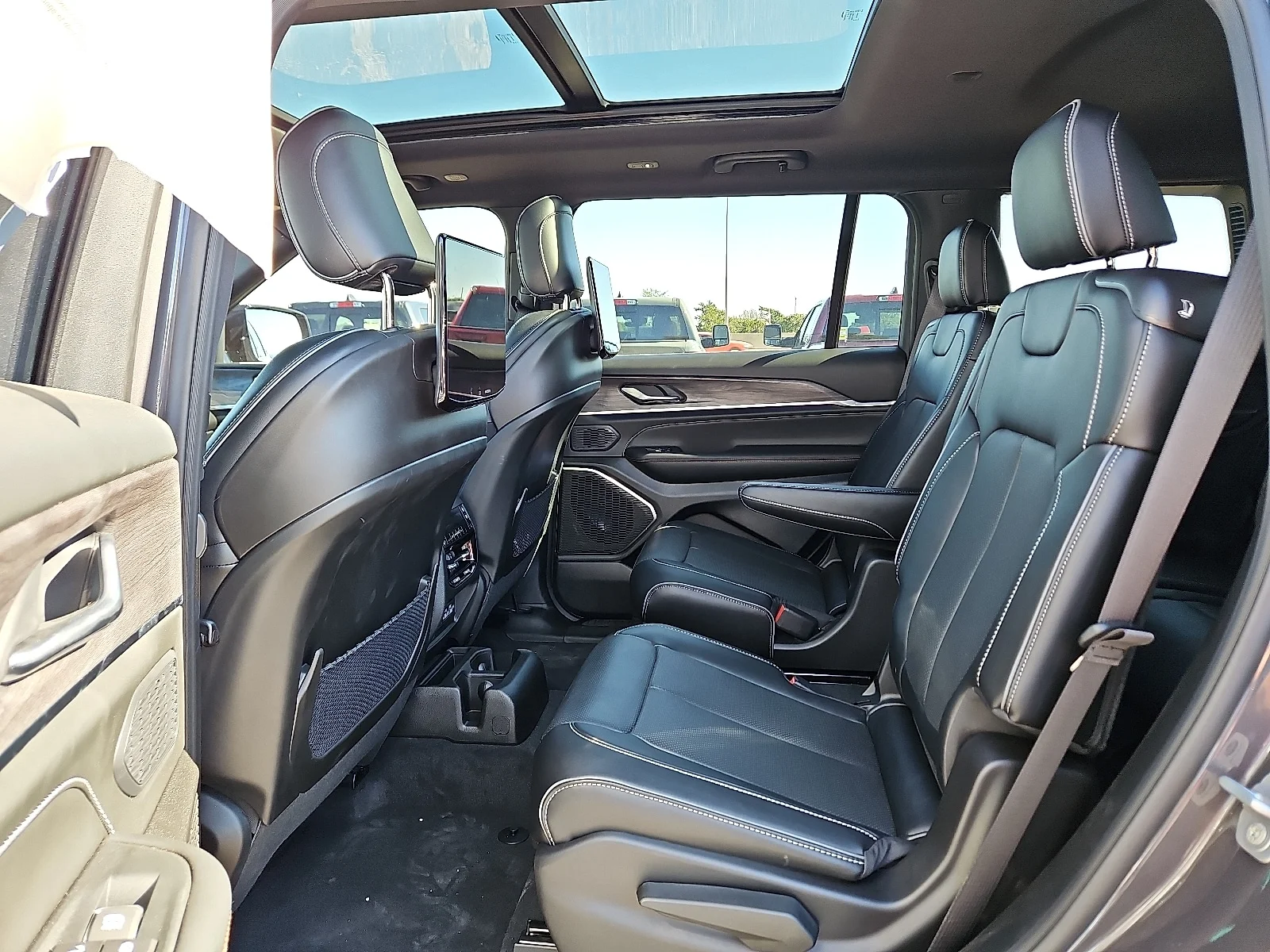 New 2025 Baltic Gray Jeep L OVERLAND 4X4 image 10