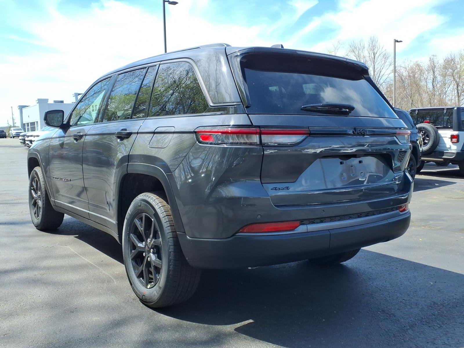 New 2026 Baltic Gray Metallic Clear-Coat Exterior Paint Jeep Altitude image 4