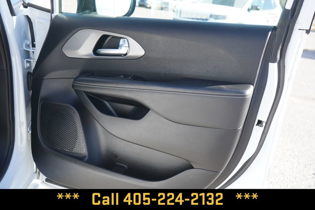 2025 Chrysler Pacifica Select - Photo 18