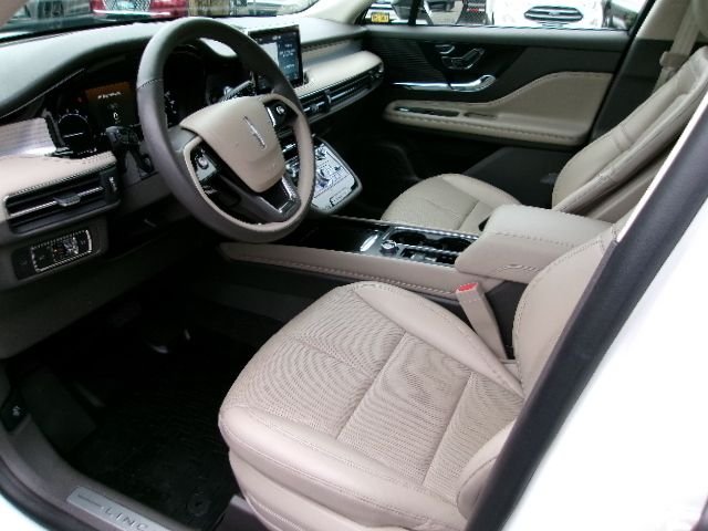 Used 2022 Pristine White Lincoln Standard image 8