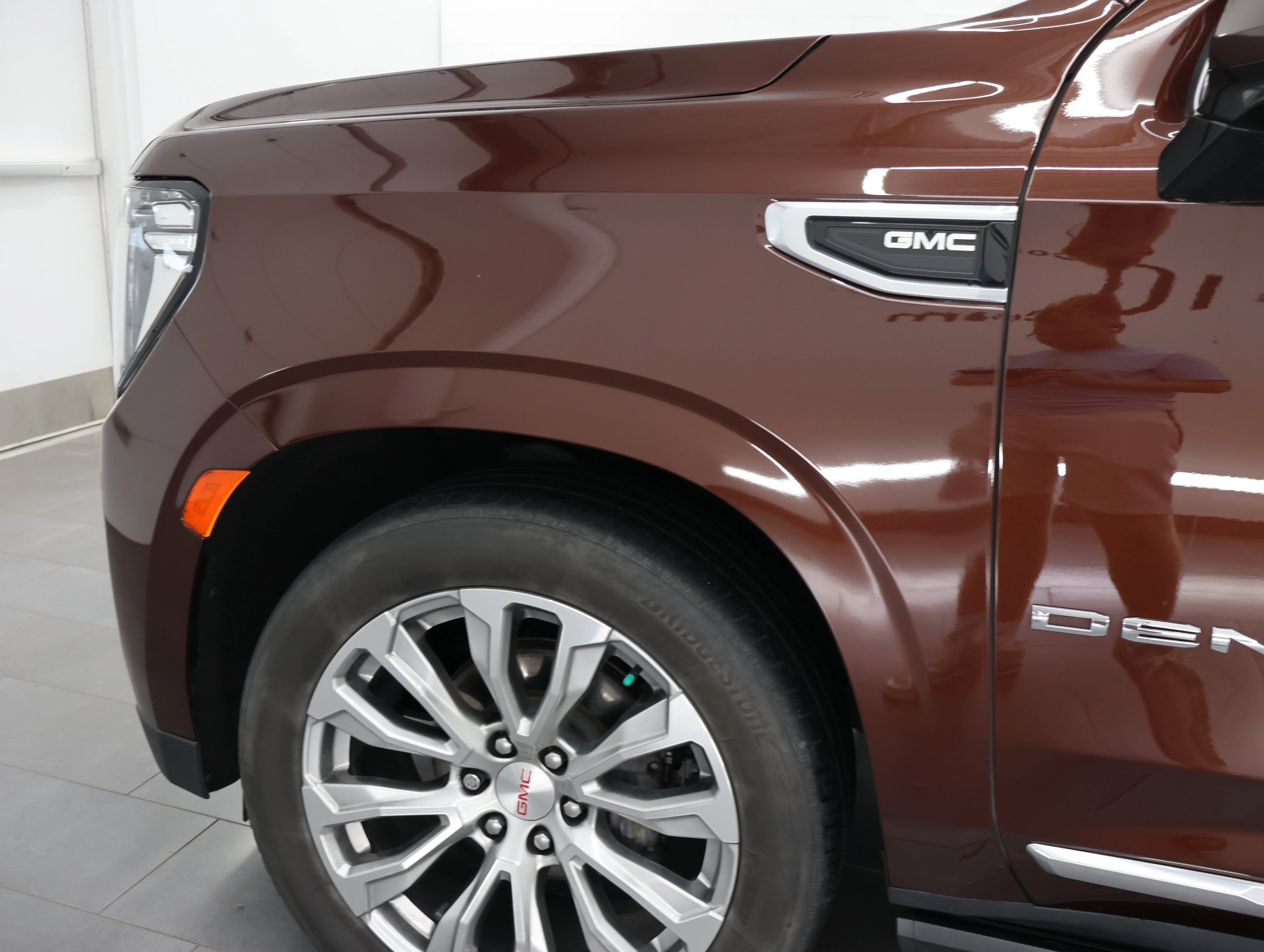 Used 2022 Redwood Metallic GMC Denali image 39