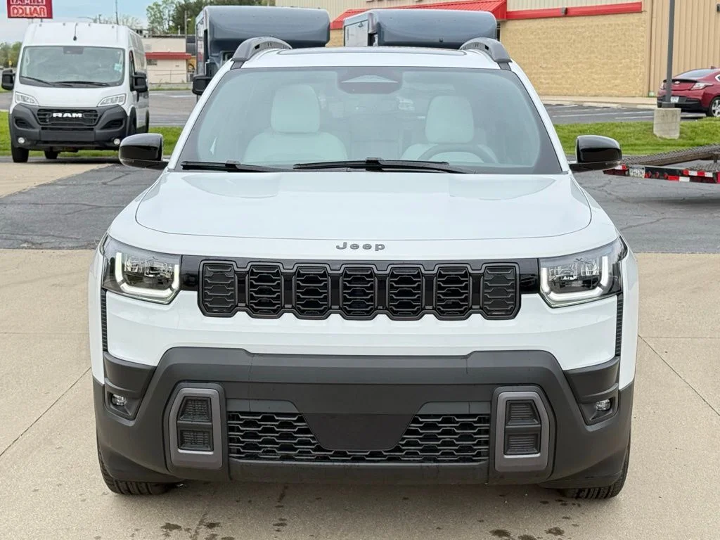 New 2026 Bright White Clear-Coat Exterior Paint Jeep Limited image 2