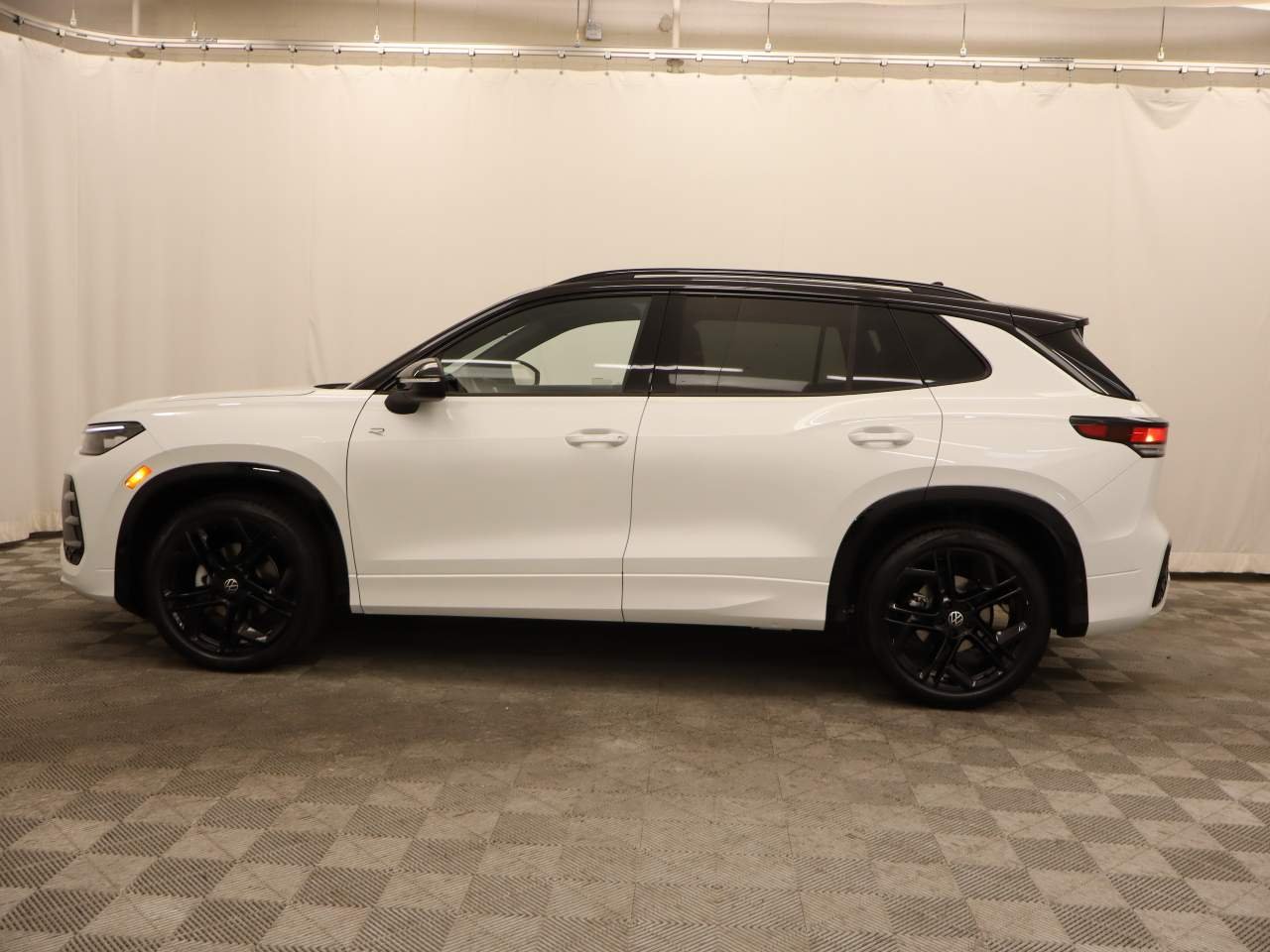 New 2026 Opal White w Volkswagen SE R-Line Black image 2