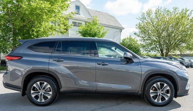 Used 2022 Gray Toyota XLE image 5