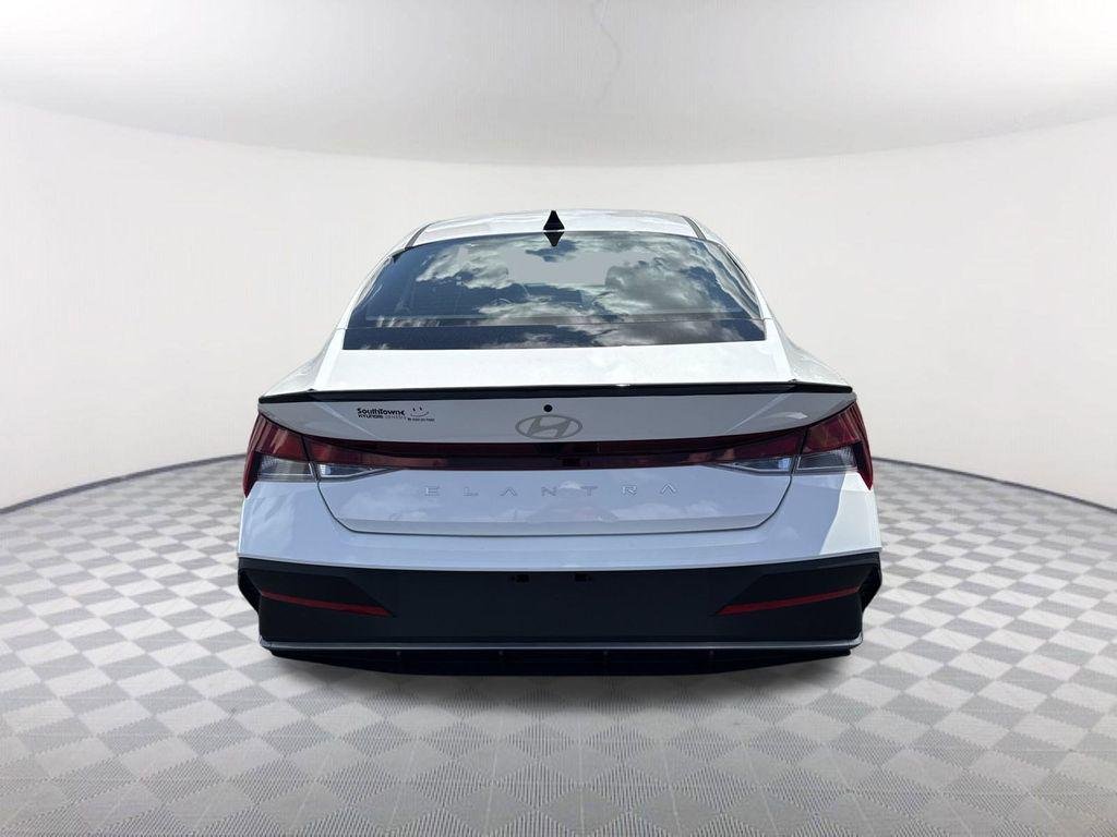 2025 Hyundai Elantra SEL - Photo 6