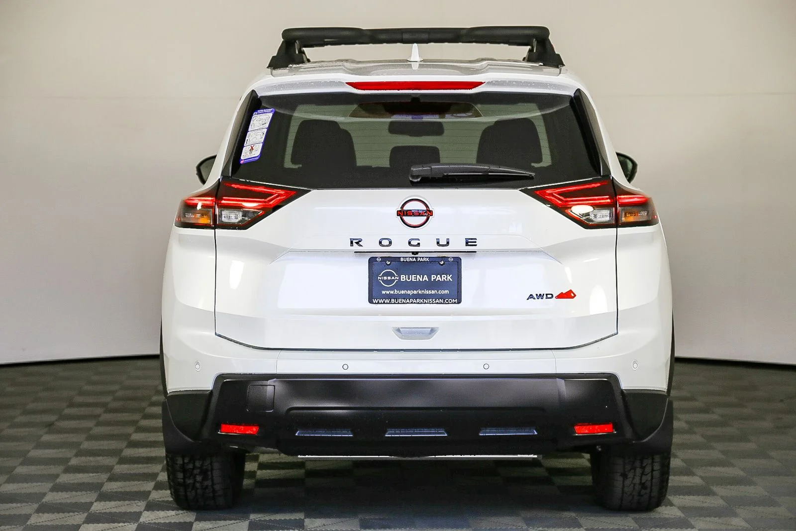 New 2025 Everest White TriCoat Nissan Rock Creek® image 8