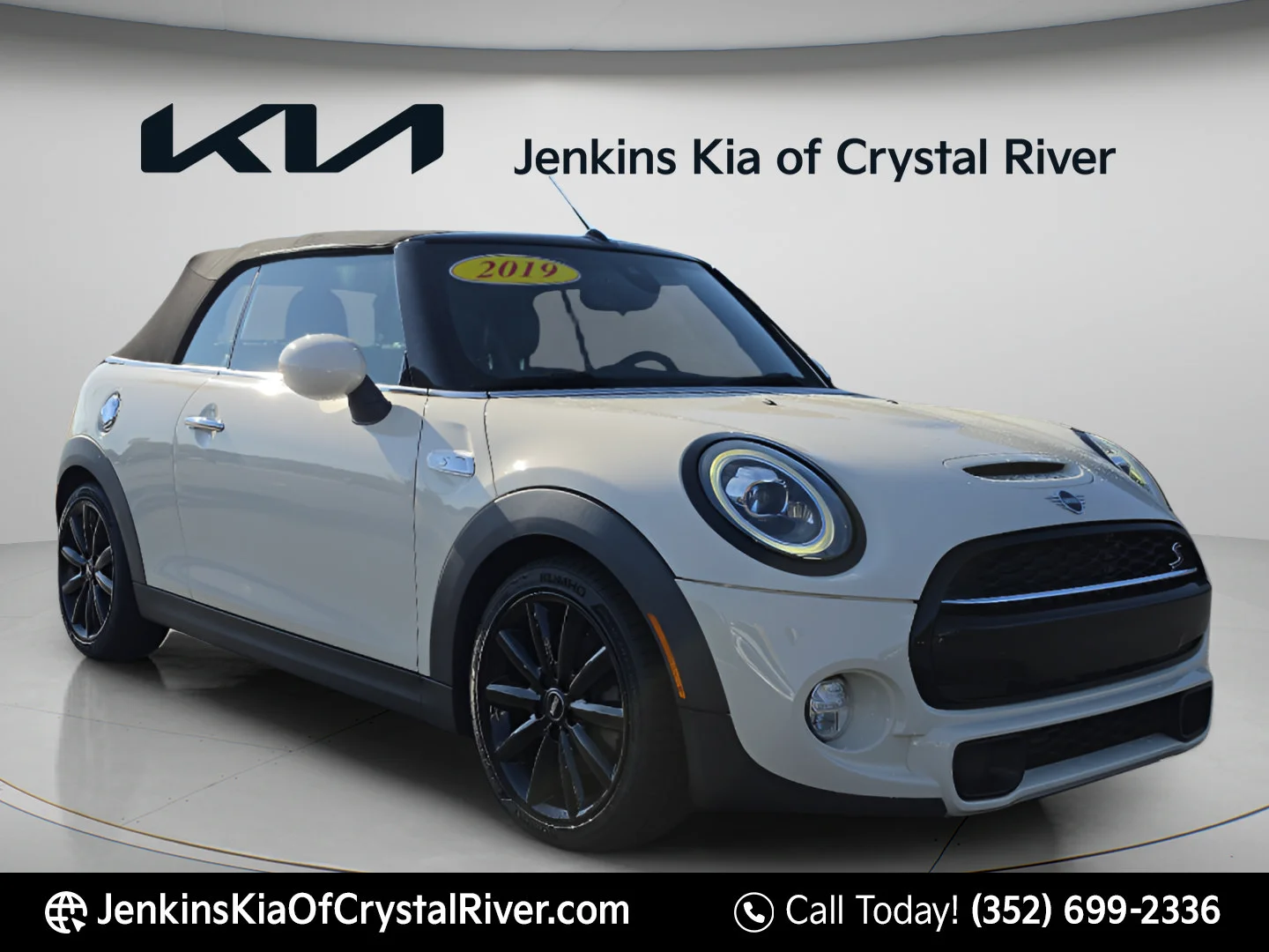 Used 2019 Pepper White MINI Cooper S image 1