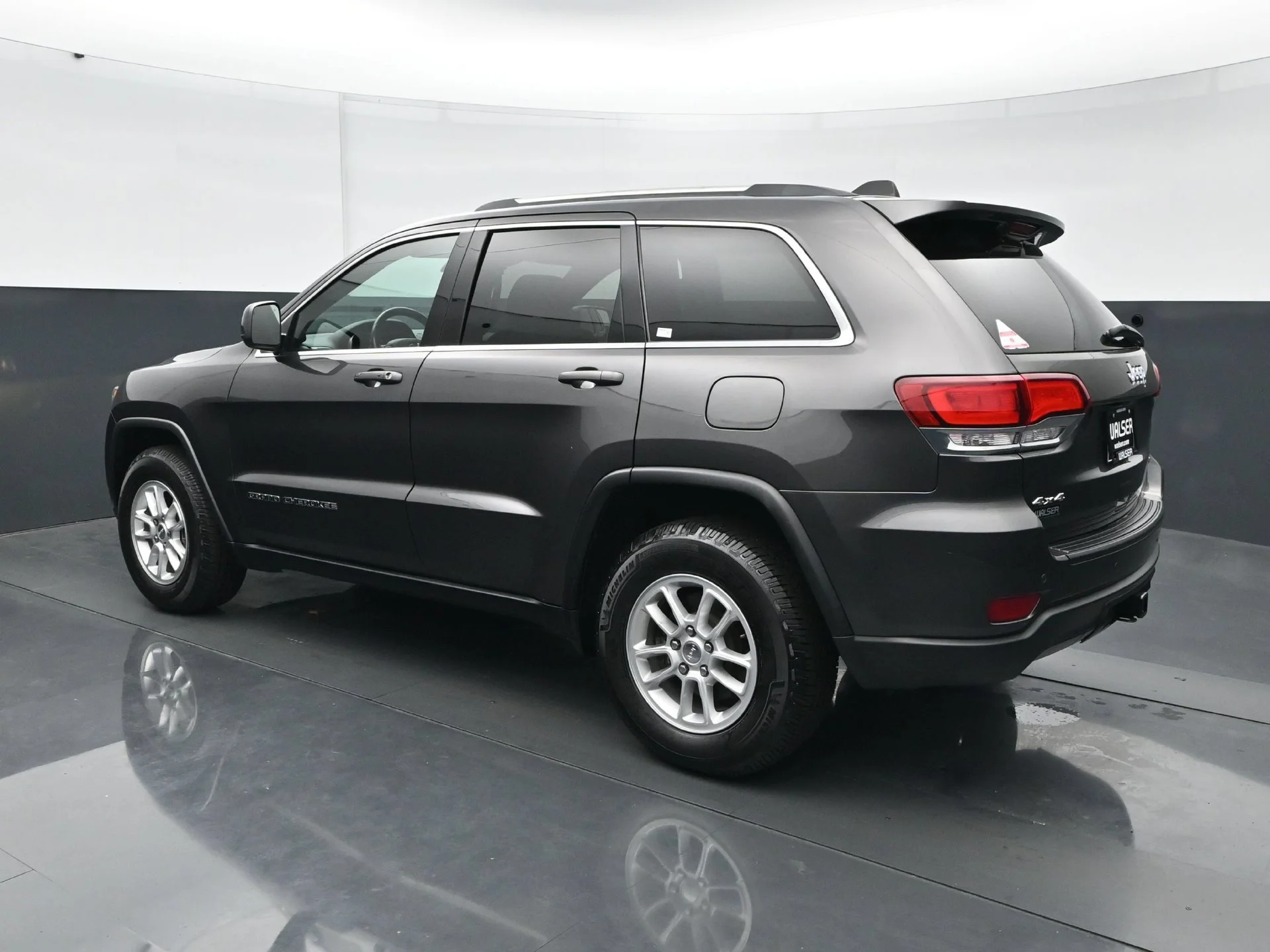Used 2020 Granite Crystal Metallic Clearcoat Jeep Laredo E image 4