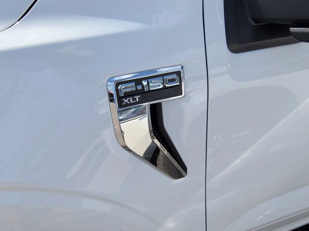 Used 2025 Oxford White Ford XLT image 9