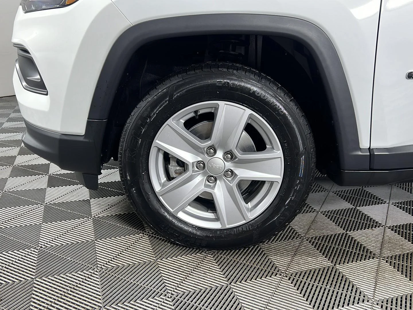 Used 2022 White Jeep Latitude image 10