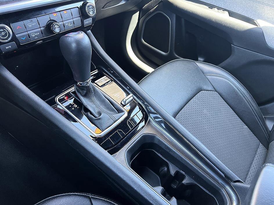 Used 2024 Silver Zynith Metallic Clearcoat Jeep Latitude image 25
