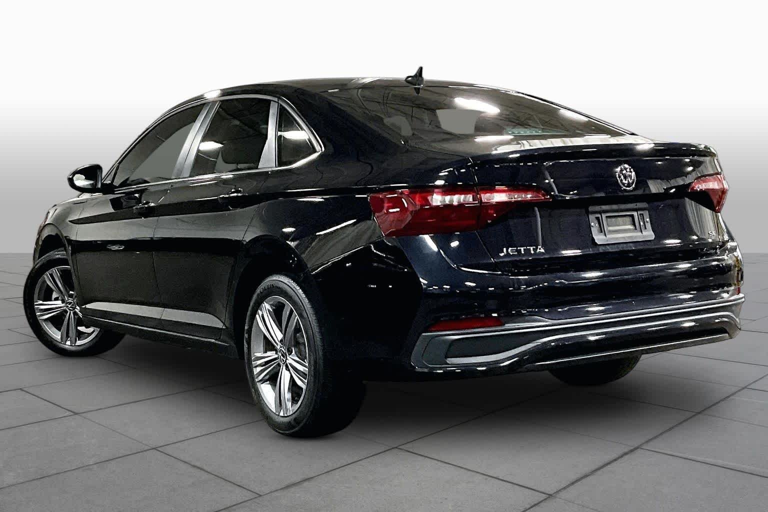 Used 2022 Deep Black Pearl Volkswagen SE image 12