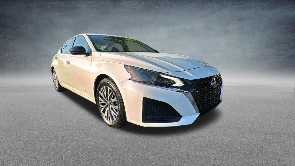 Used 2025 Glacier White Nissan 2.5 SV image 3