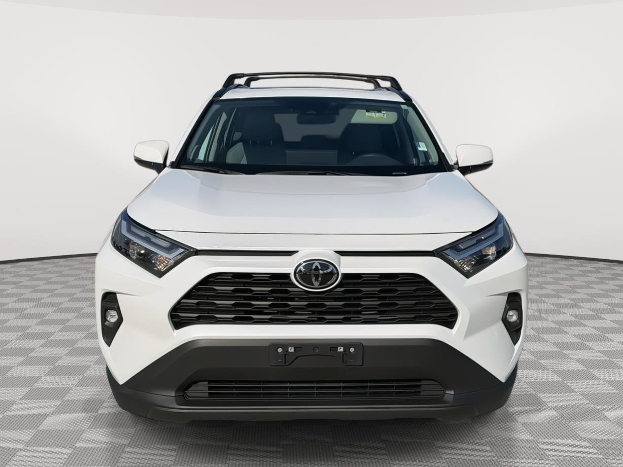 Used 2025 Wind Chill Pearl Toyota XLE Premium image 15