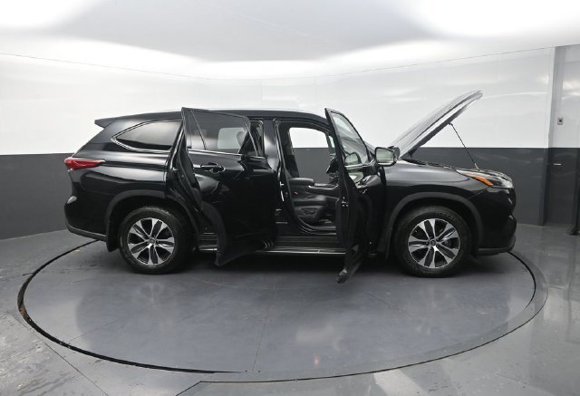 Used 2021 Black Toyota XLE image 47
