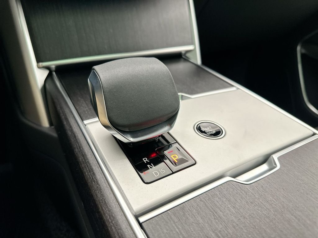 New 2026 Santorini Black LAND ROVER SE 7 Seats image 12