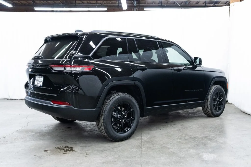 New 2026 Diamond Black Crystal Pearl-Coat Exterior Paint Jeep Altitude image 6