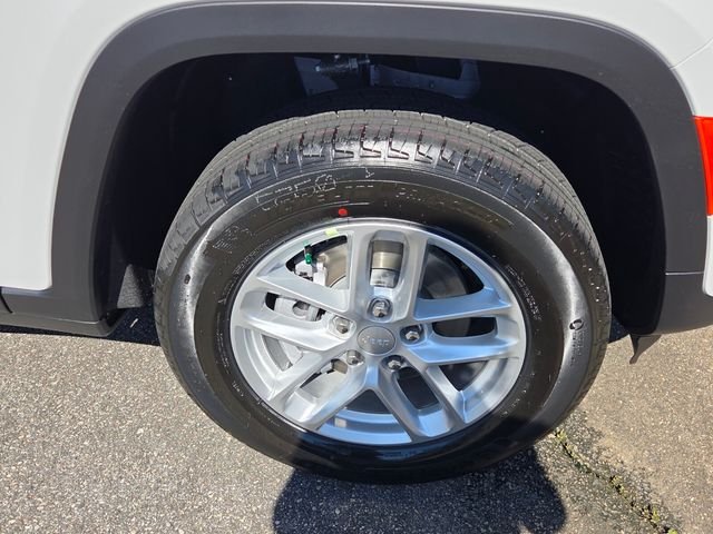 New 2026 Bright White Clear-Coat Exterior Paint Jeep Laredo image 17