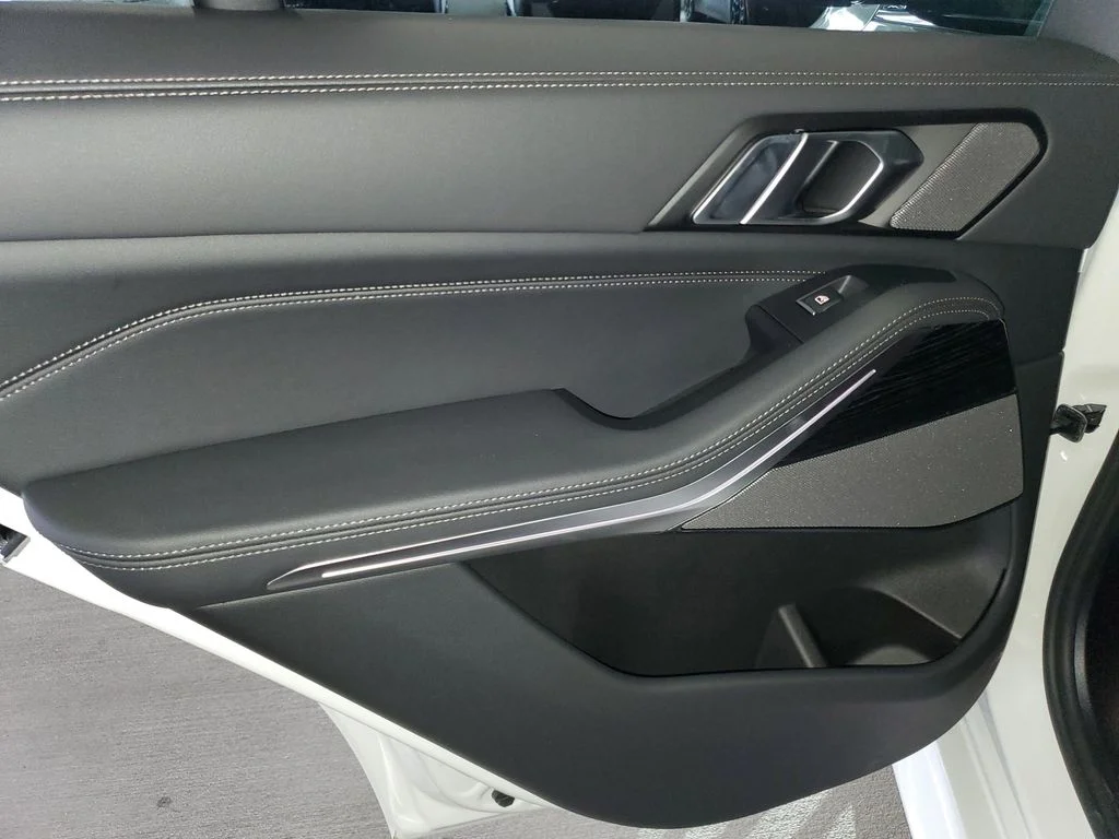 New 2026 Alpine White BMW sDrive40i image 9