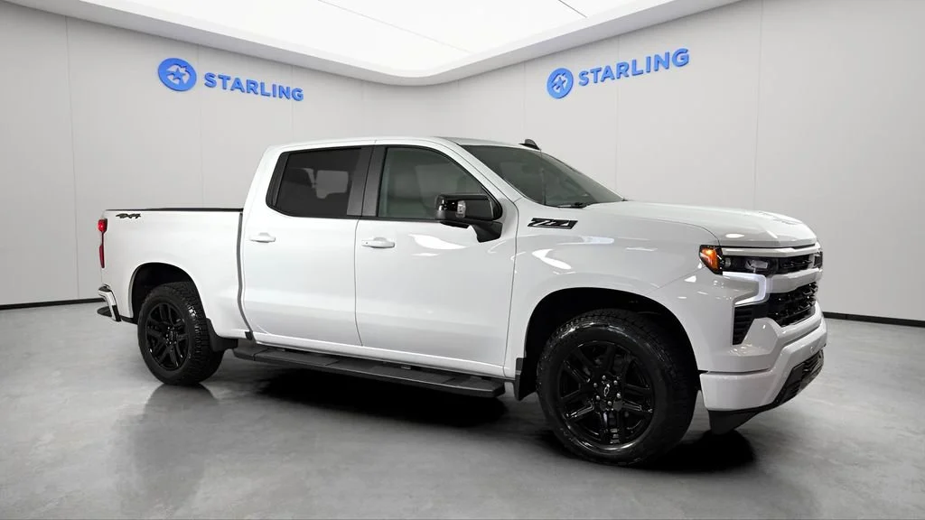 Used 2025 Summit White Chevrolet RST image 12