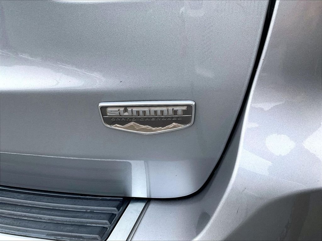 Used 2018 Billet Silver Metallic Clearcoat Jeep Summit image 29