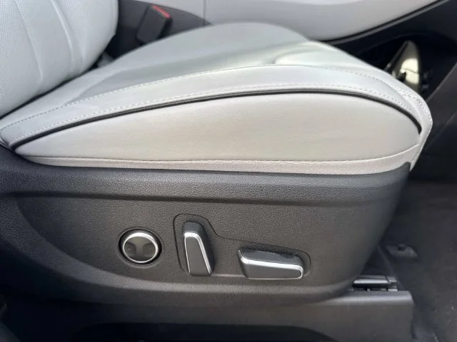 Used 2024 White Hyundai SEL image 38