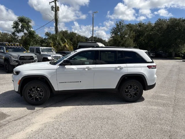 New 2027 Bright White Clear-Coat Paint Jeep Laredo Altitude image 7