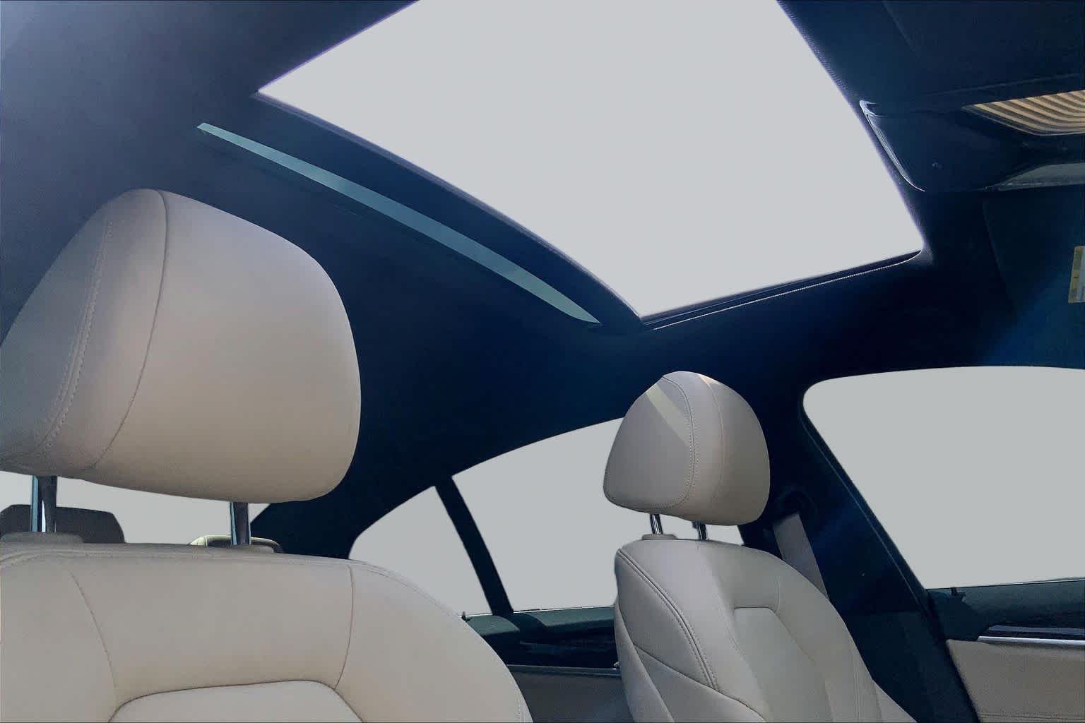 Used 2019 Mineral White Metallic BMW 530i image 13