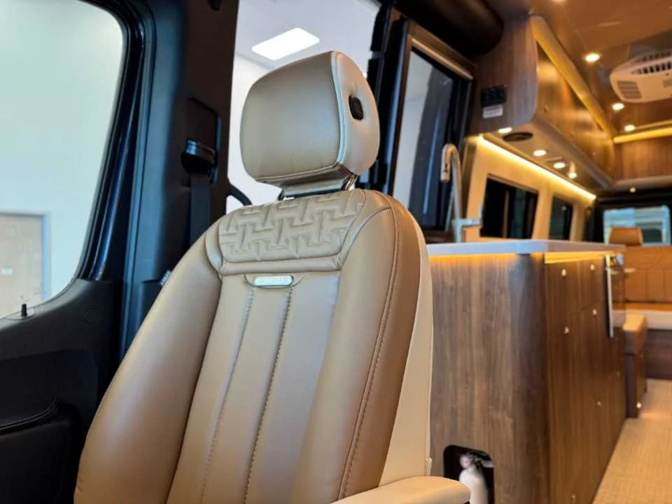 New 2027 TENORITE GREY PREMIUM METALLIC AIRSTREAM  image 47