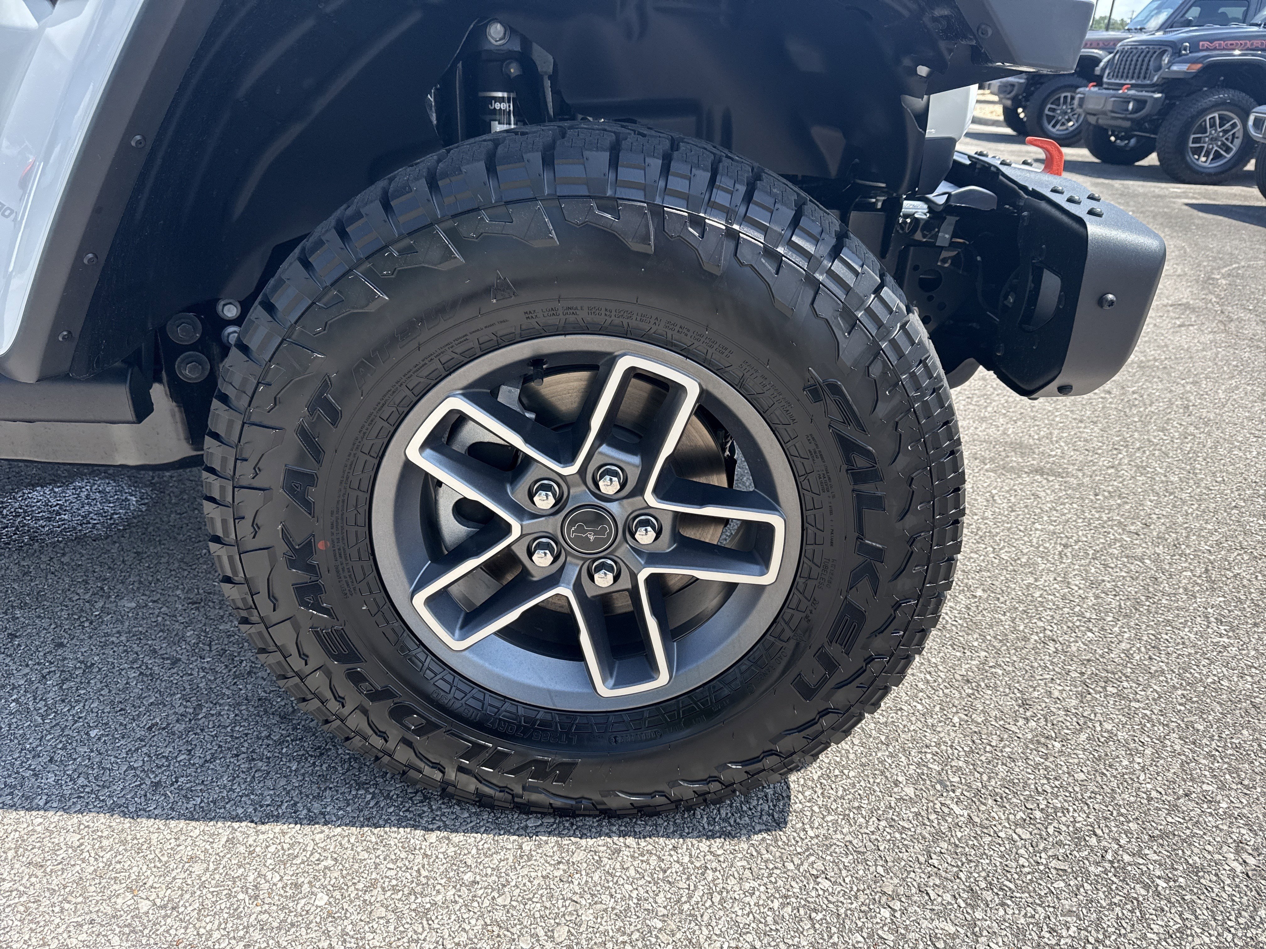 New 2026 Bright White Clear-Coat Exterior Paint Jeep Mojave X image 13