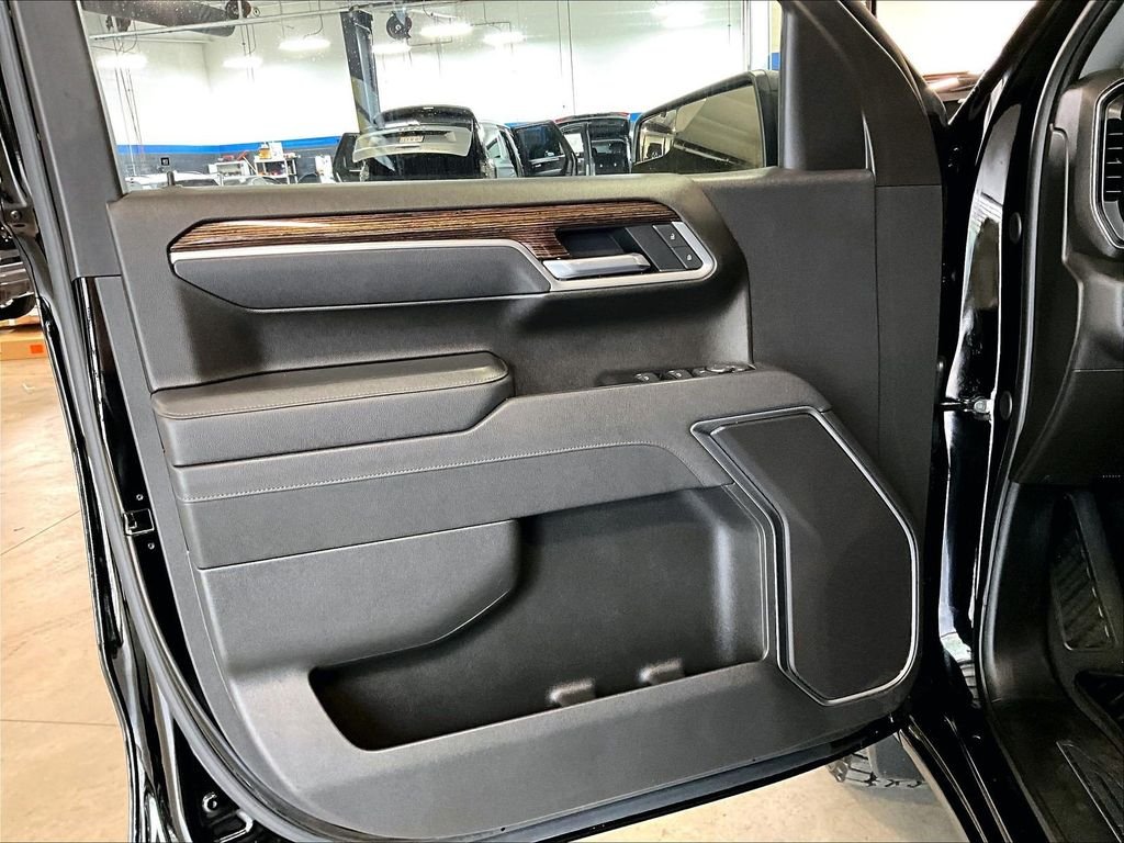Used 2025 Black GMC Elevation image 9