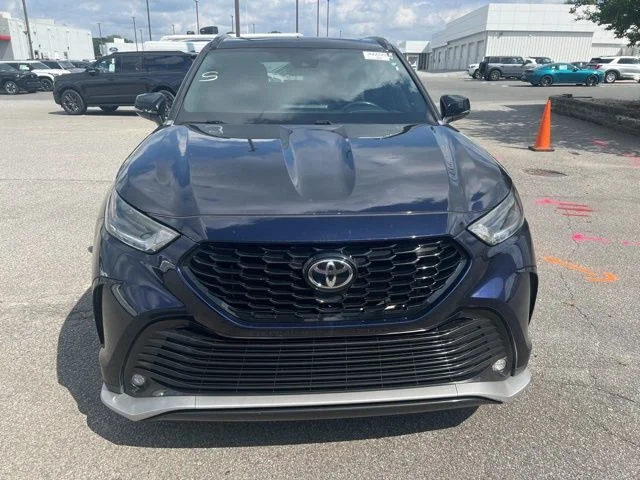 Used 2022  Toyota XSE image 2