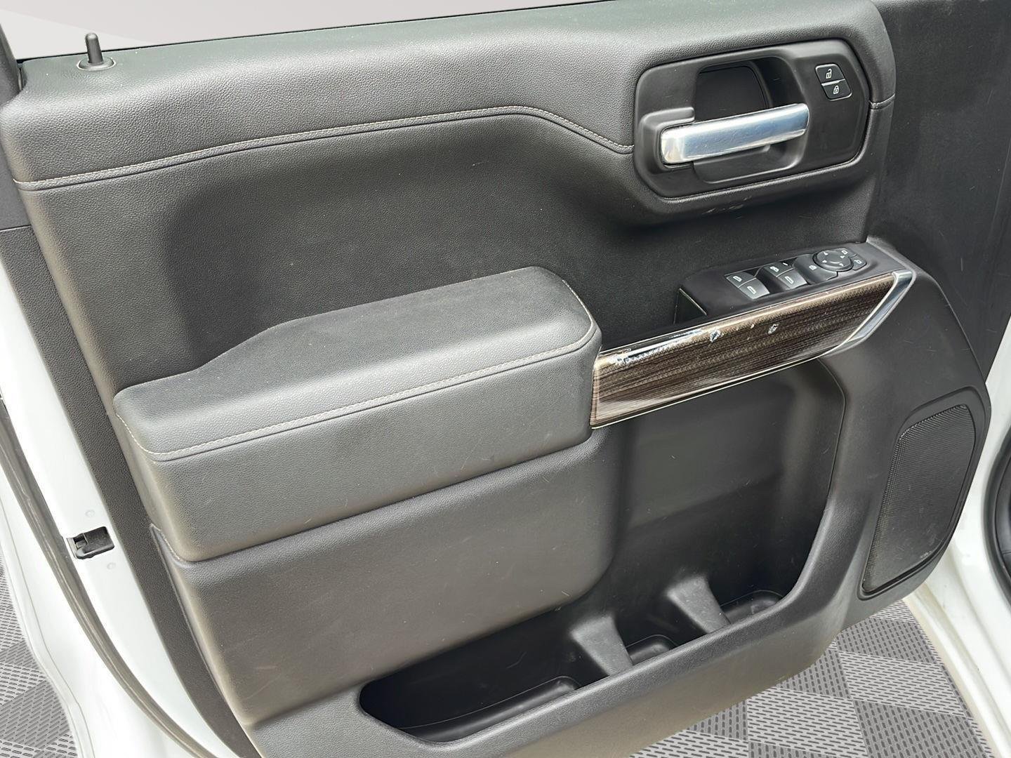Used 2019 Summit White Chevrolet LT image 10