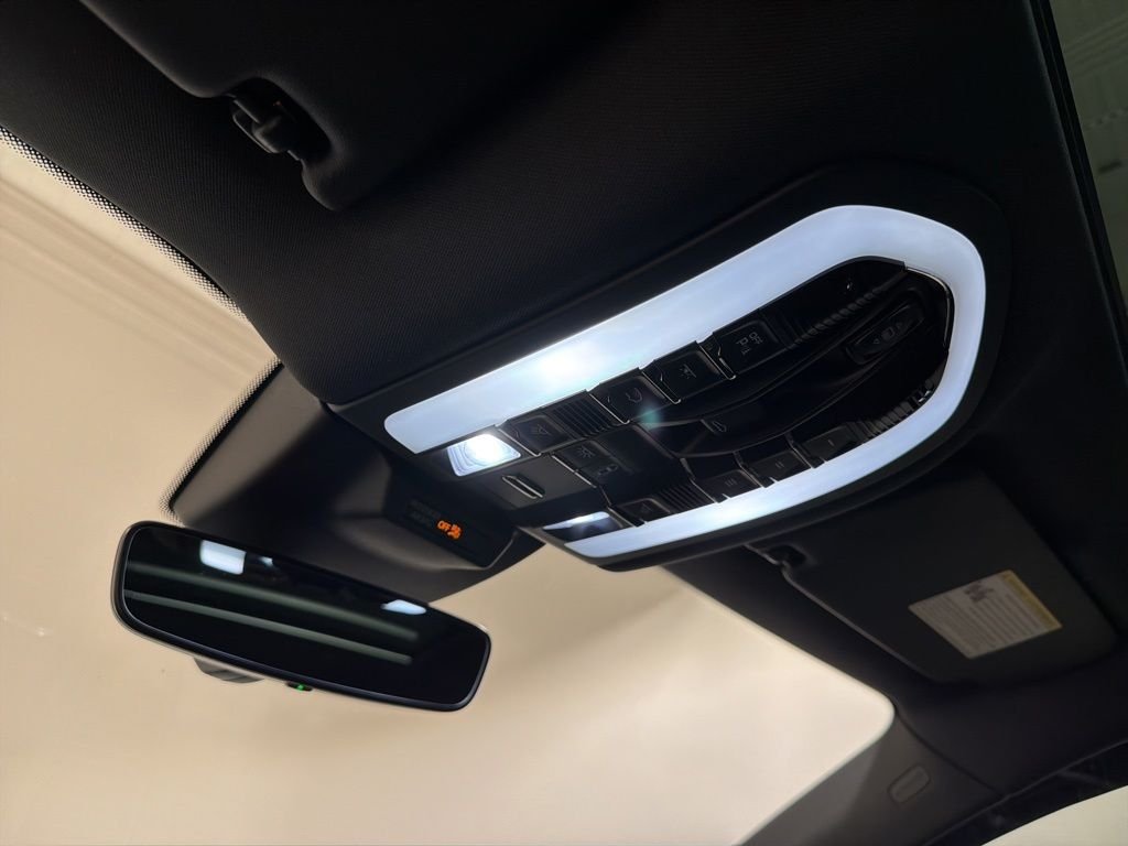 Used 2021 White Porsche Base image 18