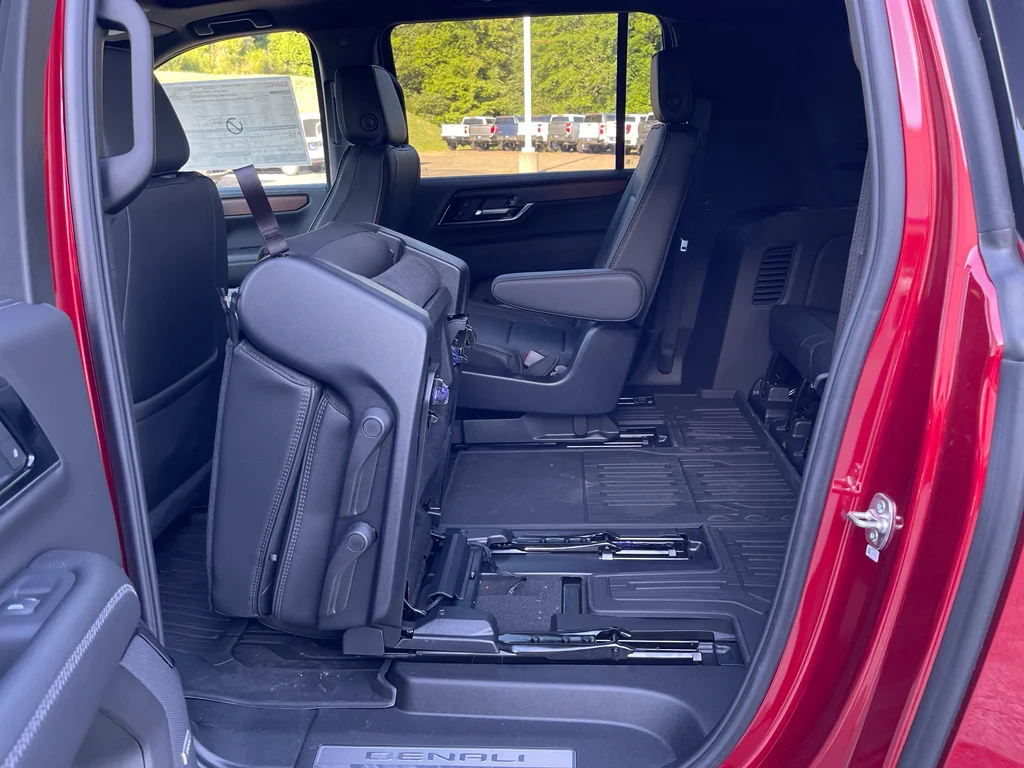 2025 GMC Yukon XL Denali - Photo 28