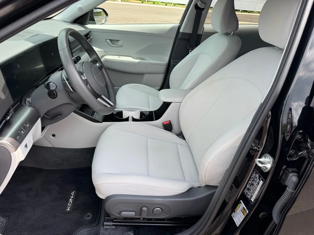 Used 2025 Black Hyundai SEL Convenience image 7