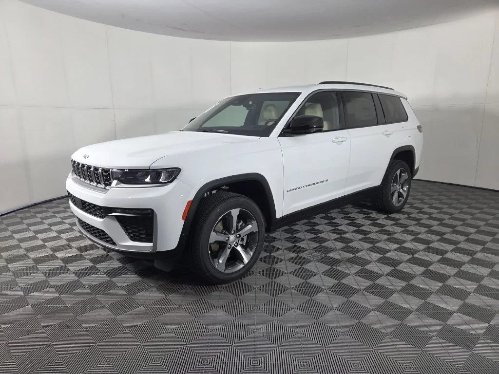 New 2026 Bright White Clear-Coat Exterior Paint Jeep Limited image 4