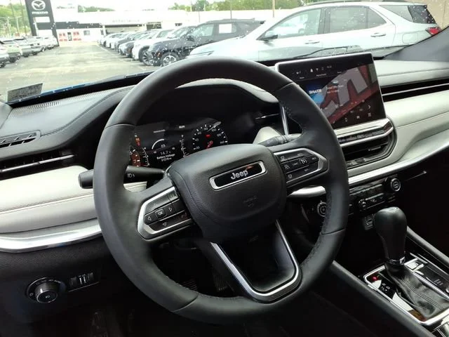 Used 2024  Jeep Limited image 11