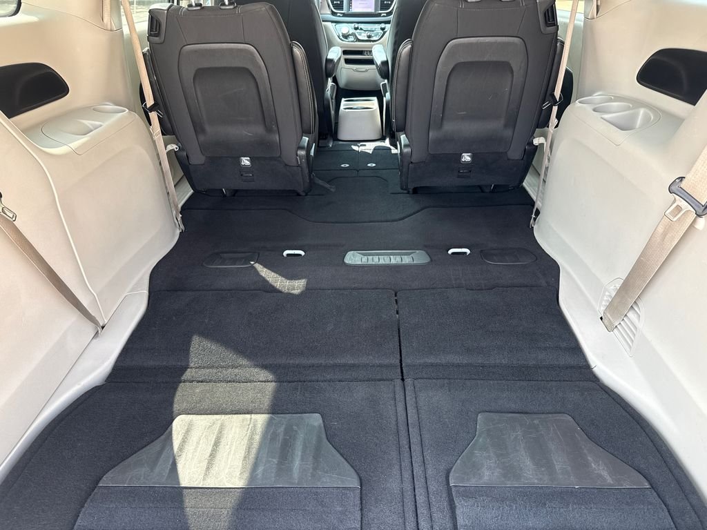 Used 2022 White Chrysler LX image 9