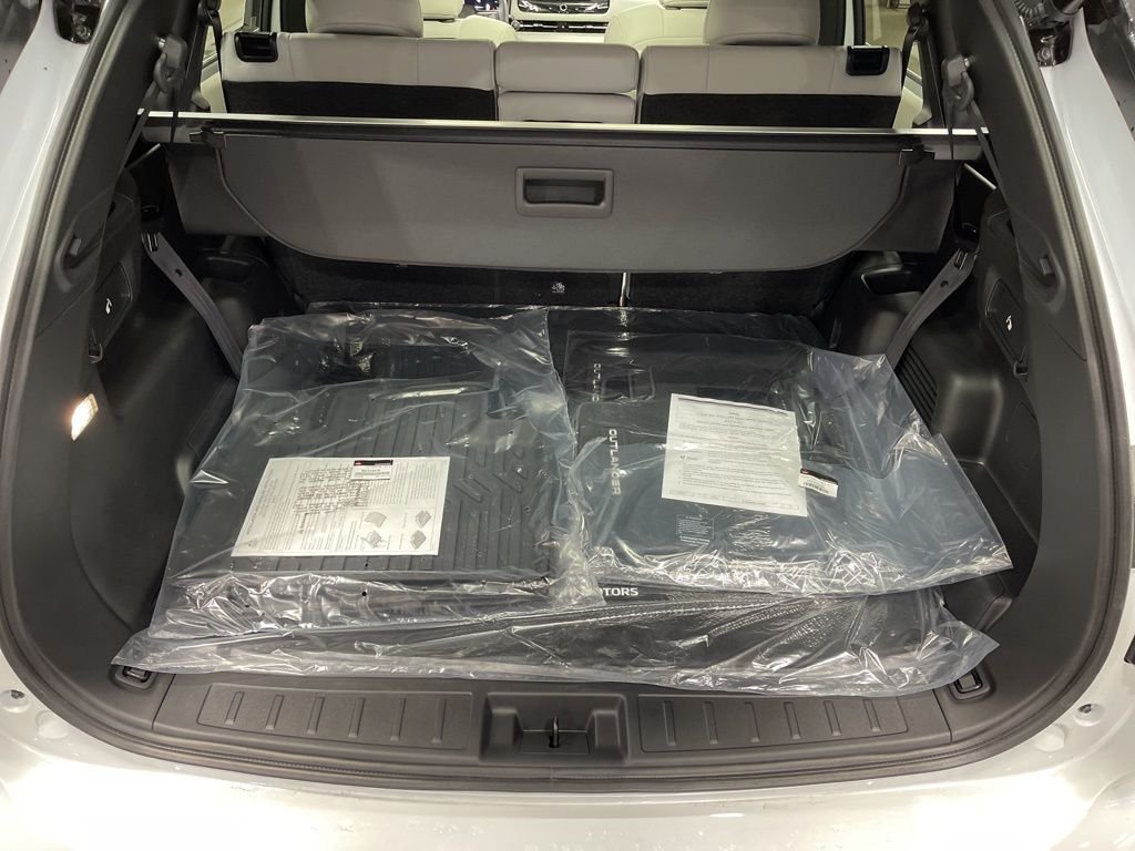 New 2026 White Diamond Mitsubishi SE image 35
