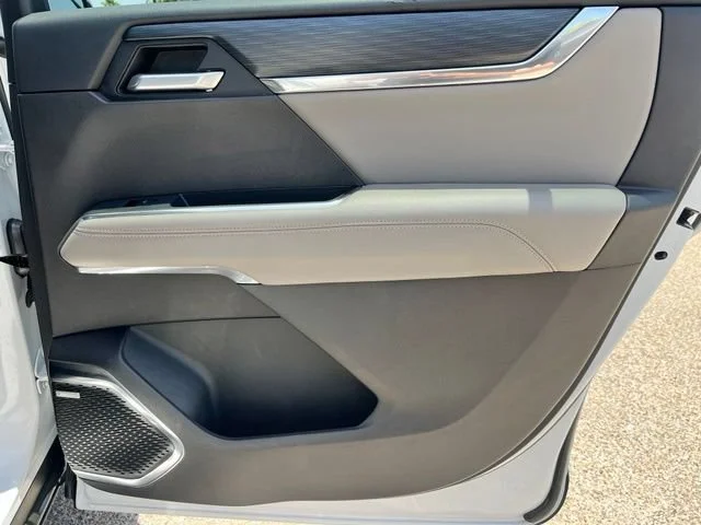 Used 2025 Summit White GMC Elevation image 23