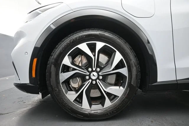Certified Used 2023 White Metallic Ford Premium image 32