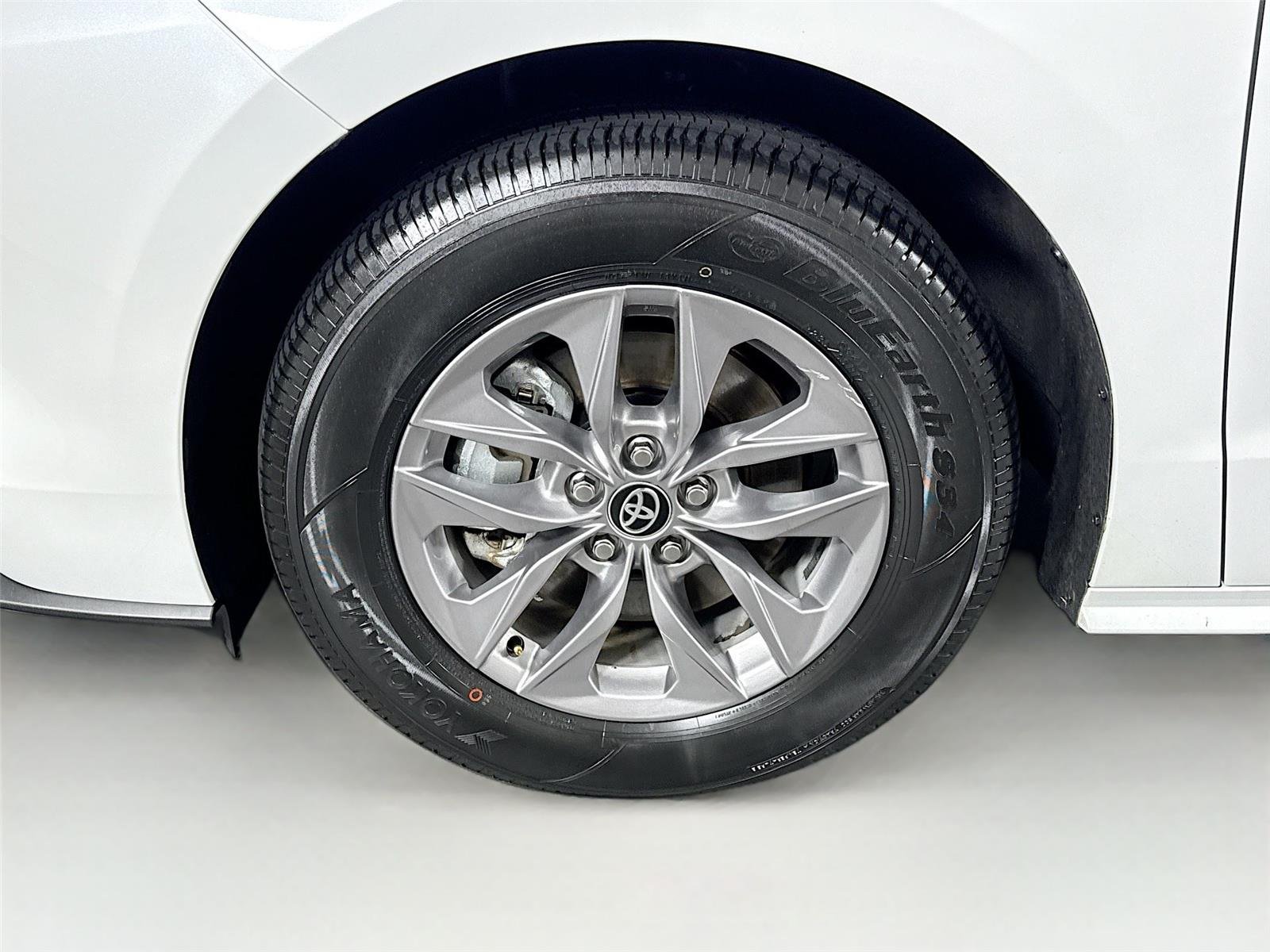 Used 2026 Wind Chill Pearl Toyota XLE 8-Passenger image 46