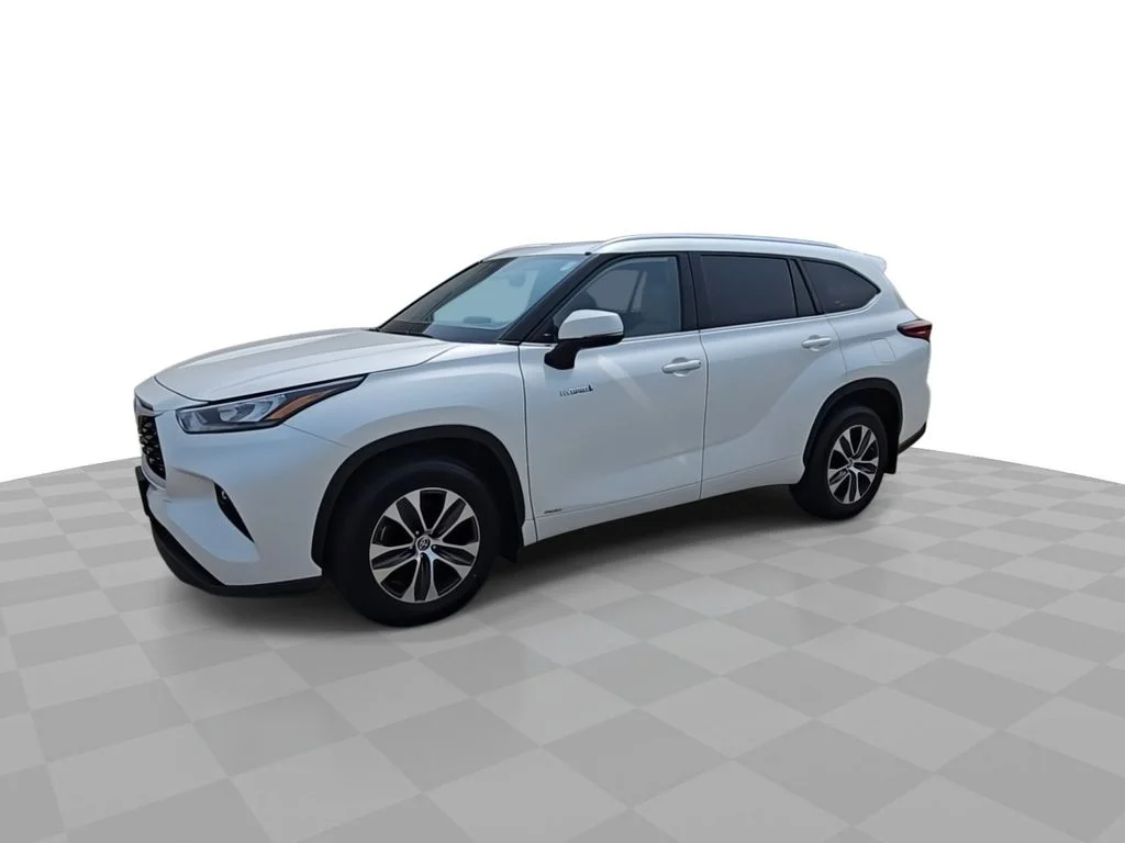 Used 2021  Toyota XLE image 4