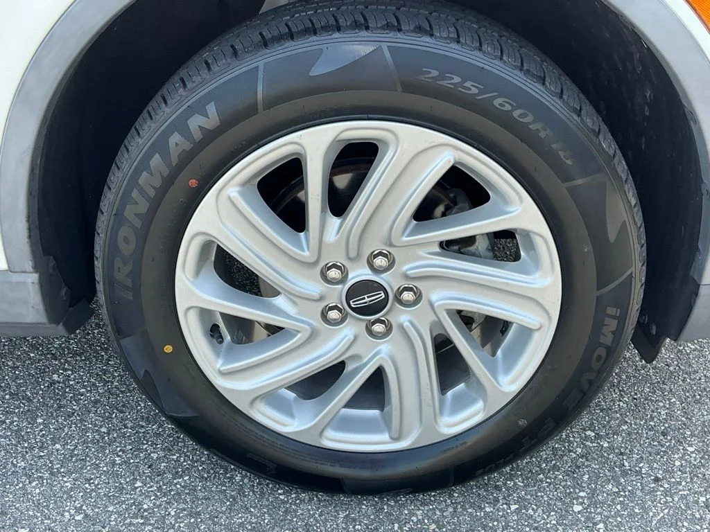 Used 2021 White Lincoln Standard image 17