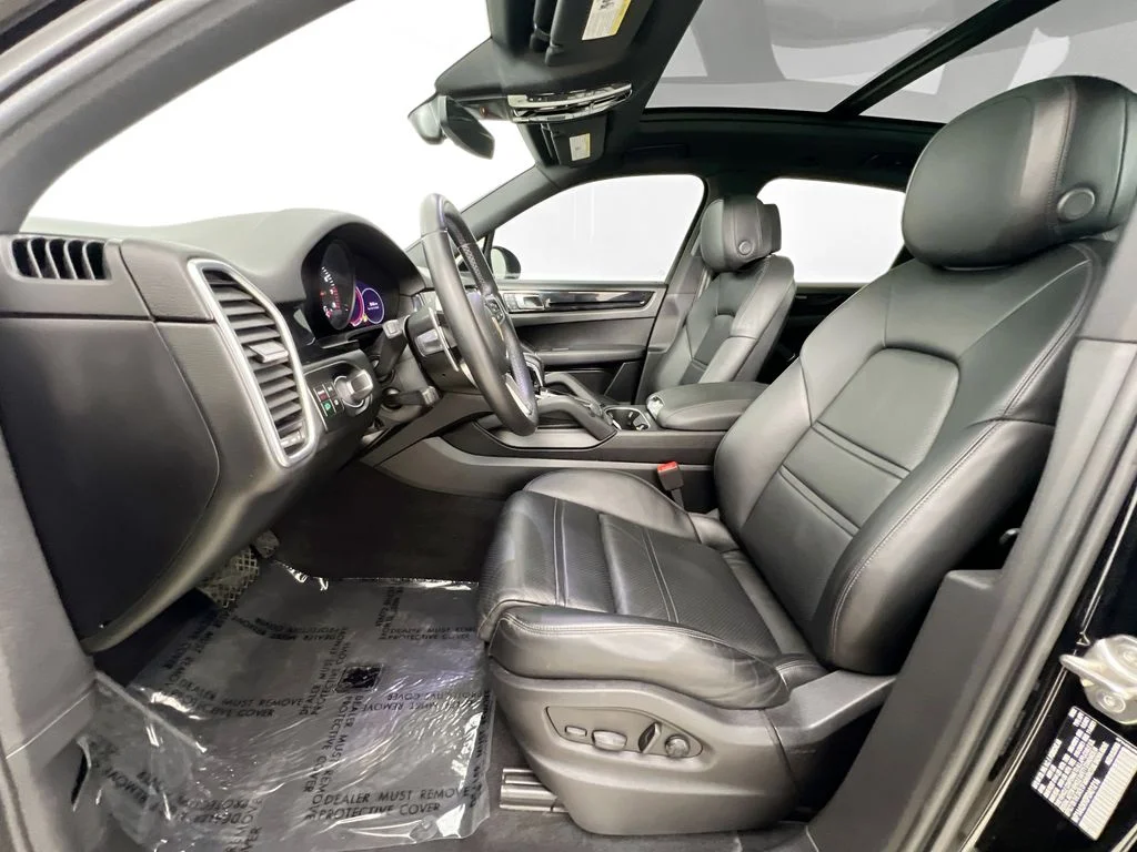 Used 2023  Porsche Base image 22