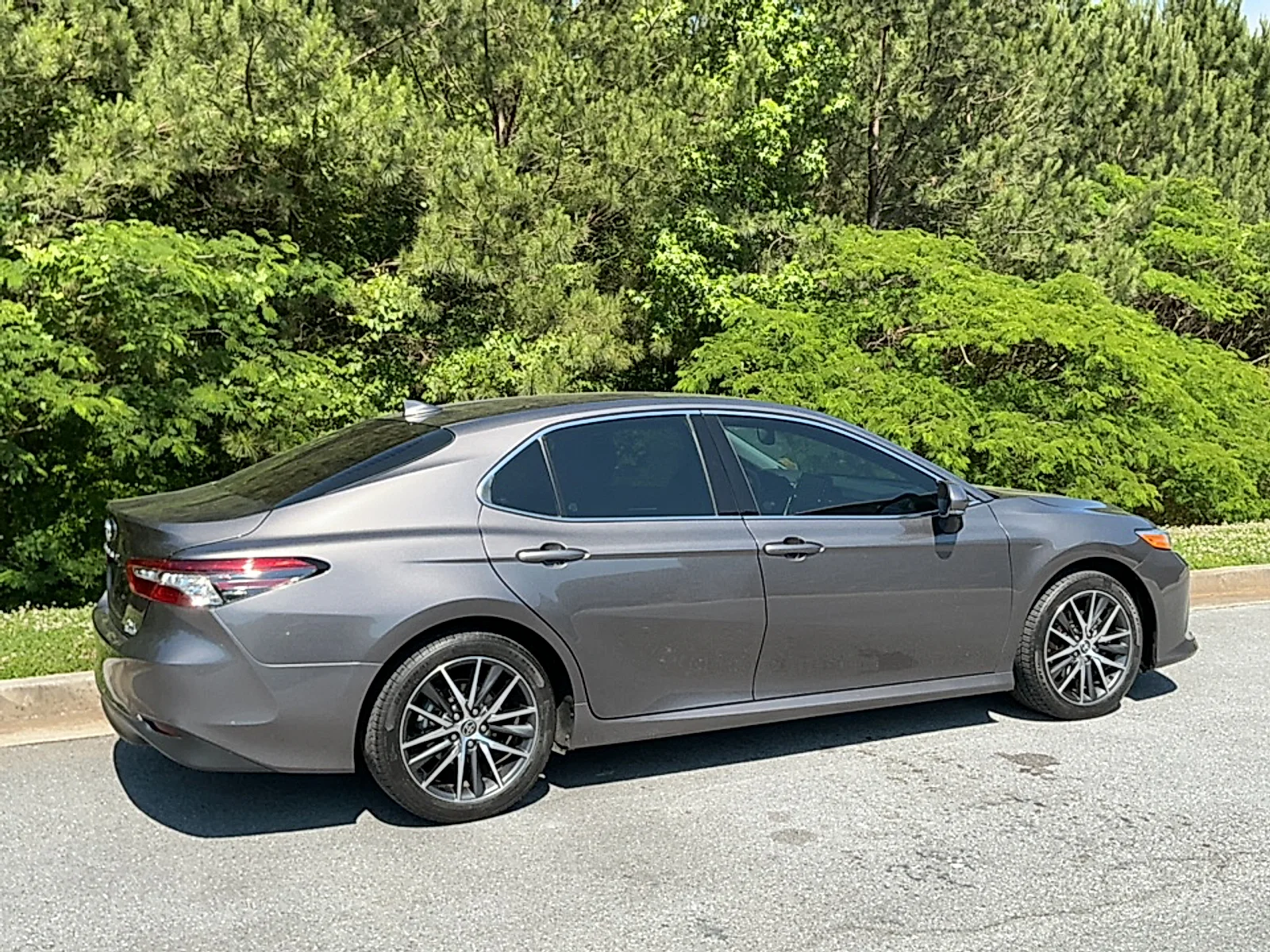 Used 2023 Predawn Gray Mica Toyota XLE Hybrid image 2