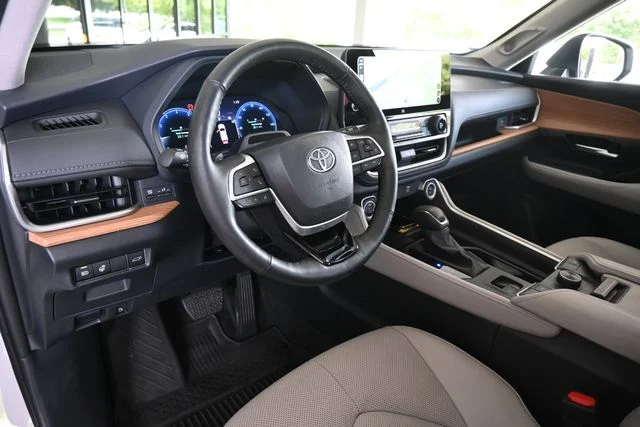 Used 2024 Beige Toyota Platinum image 21