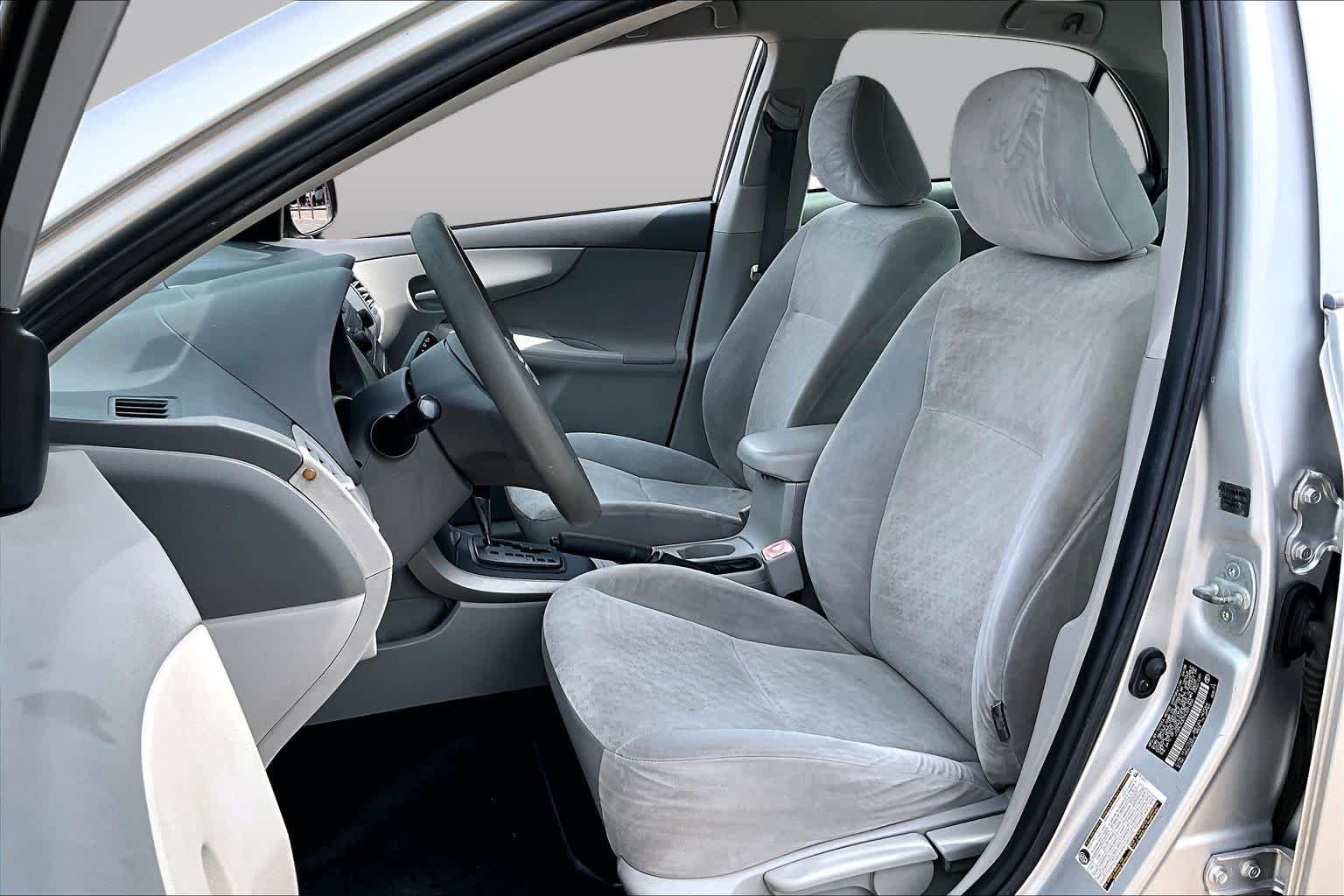 Used 2009 Classic Silver Metallic Toyota LE image 6